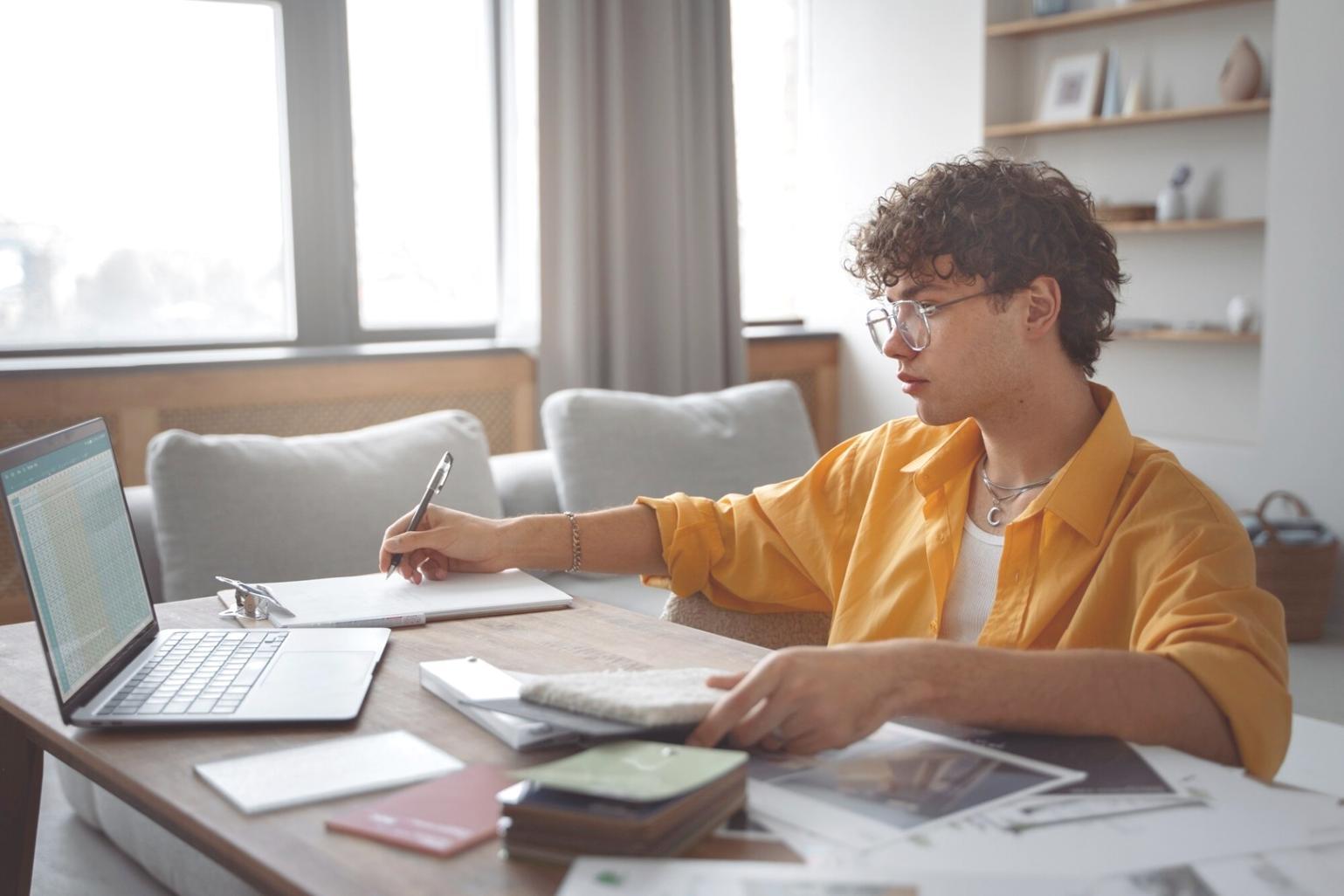 Personne gérant ses finances avec confiance sur un ordinateur portable